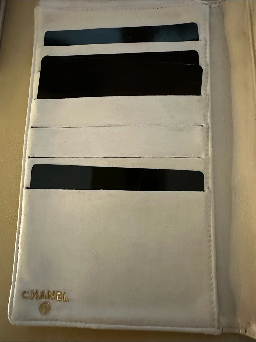 CHANEL Cream Leather Card Holder with Gold Stamp - Picture 4 of 6